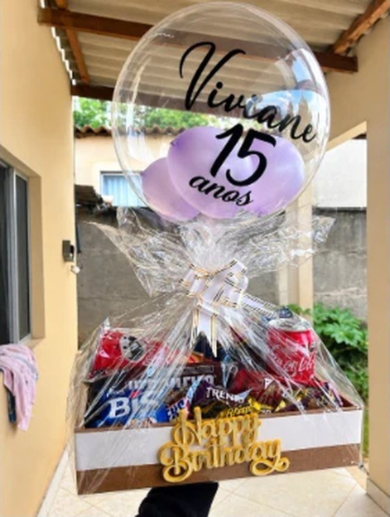 Cesta com balão personalizado — 15 anos